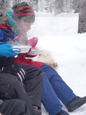 Dégustation de soupe en bivouac.