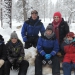 Famille figée dans le blanc.