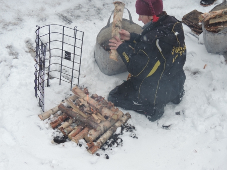 arrêt repas, feu dans la neige !