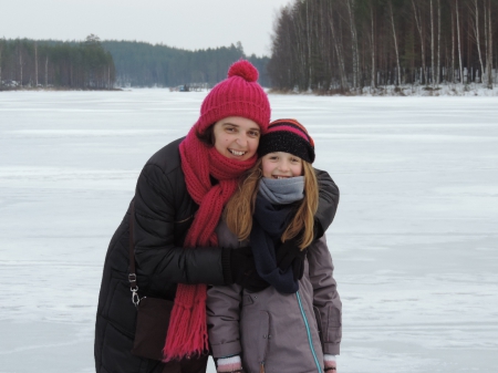 mère et fille aur le lac gelé...