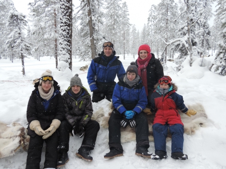 Famille figée dans le blanc.