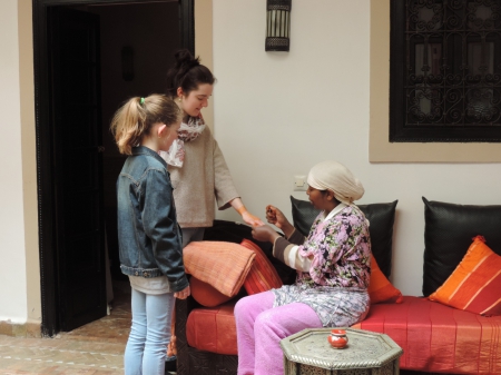 les filles, rachida et le henné